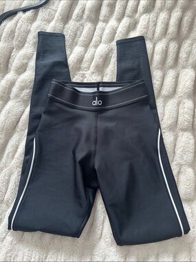 ALO Yoga women’s  Black Suit up Leggings with White Side Piping Size XS
